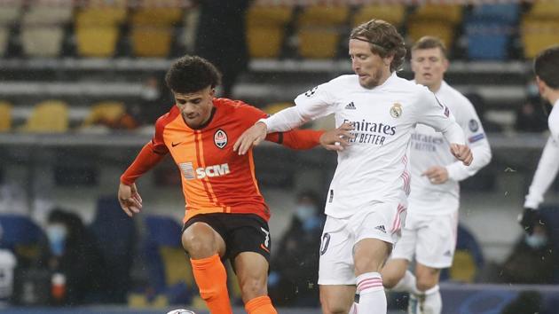 Shakhtar's Taison, left, and Real Madrid's Luka Modric challenge for the ball during the Champions League, Group B, soccer match between Shakhtar Donetsk and Real Madrid at the Olimpiyskiy Stadium in Kyiv, Ukraine, Tuesday, Dec. 1, 2020. (AP Photo/Efrem Lukatsky)(AP)