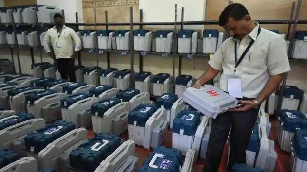 If okayed, this will be the first electronic voting exercise in the state for filling up 2.58 lakh posts in the three-tier panchayat election.(HT Photo)