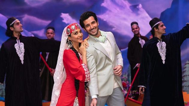 Kiara Advani and Aditya Seal in a still from Indoo Ki Jawani song, Dil Tera. Kiara Advani and Aditya Seal in a still from Indoo Ki Jawani song, Dil Tera.
