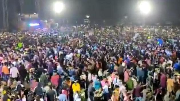 Approximately two thousand people gathered for former BJP MLA’s daughter’s wedding and danced at the venue.(Courtesy-Twitter) Approximately two thousand people gathered for former BJP MLA’s daughter’s wedding and danced at the venue.(Courtesy-Twitter)