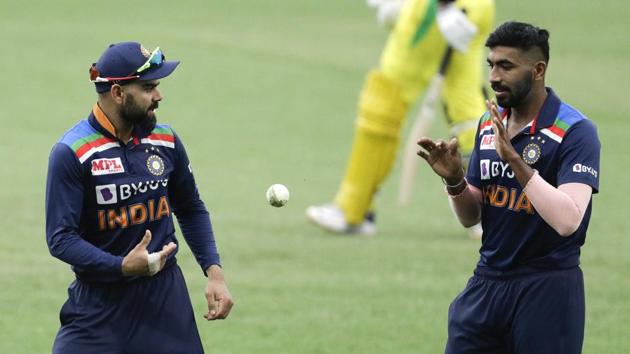 India's Virat Kohli passes the ball to teammate Jasprit Bumrah.(AP) India's Virat Kohli passes the ball to teammate Jasprit Bumrah.(AP)