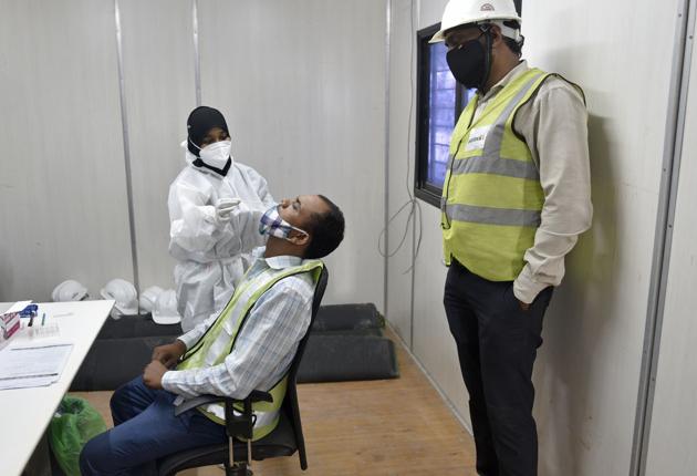 Health workers take swab samples of residents in Goregaon on Wednesday. (Satyabrata Tripathy/HT Photo) Health workers take swab samples of residents in Goregaon on Wednesday. (Satyabrata Tripathy/HT Photo)