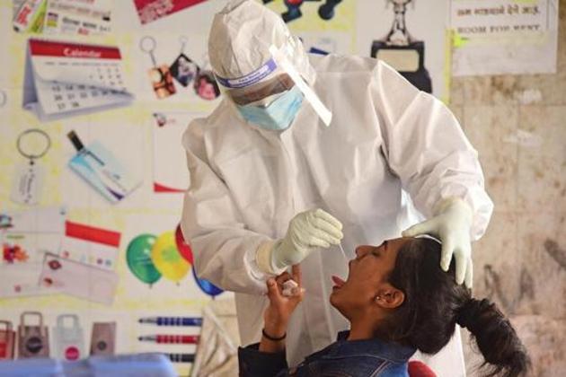 Healthcare workers collect swab samples for rapid antigen and RT-PCR test.(HT PHOTO) Healthcare workers collect swab samples for rapid antigen and RT-PCR test.(HT PHOTO)