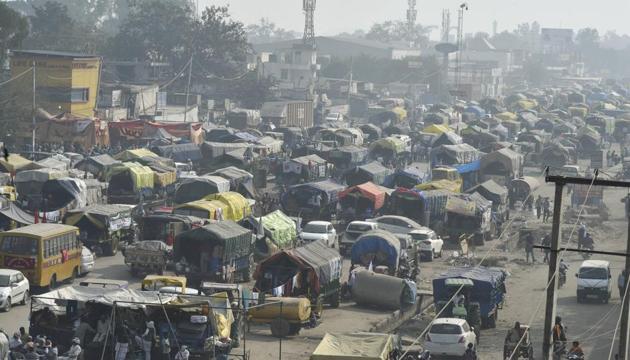 Tractor-trolleys parked at Singhu border during farmers' Dilli Chalo protest, in New Delhi on December 2.(PTI) Tractor-trolleys parked at Singhu border during farmers' Dilli Chalo protest, in New Delhi on December 2.(PTI)