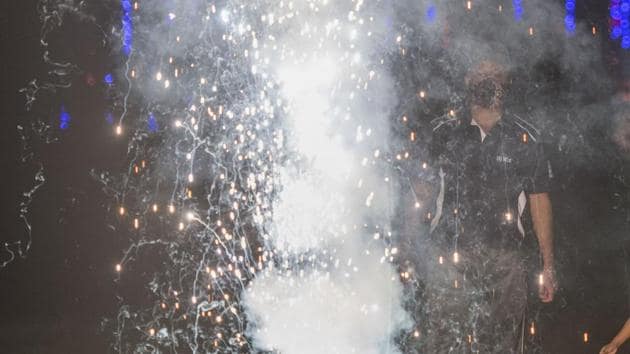 People burst firecrackers on the occasion of Diwali festival at Shivaji Park, Dadar in Mumbai.(Pratik Chorge/HT PHOTO)
