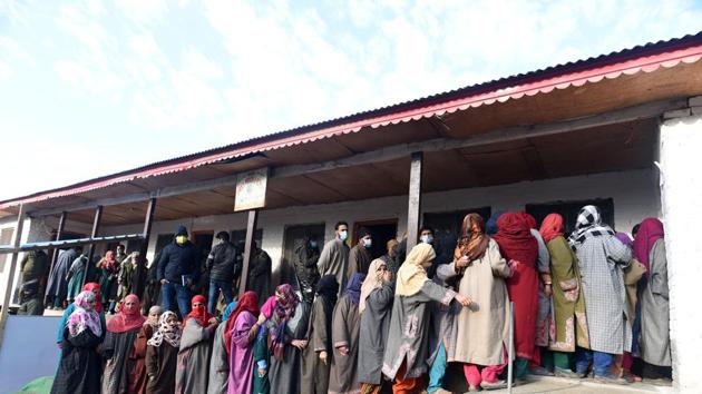 Voters in a queue to cast their vote during the second phase of District Development Council (DDC) election in Kangar area of Ganderbal,.(Waseem Andrabi/ Hindustan Times) Voters in a queue to cast their vote during the second phase of District Development Council (DDC) election in Kangar area of Ganderbal,.(Waseem Andrabi/ Hindustan Times)