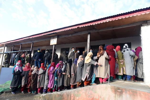 Voters queued up outside a polling booth in Kashmir’s Ganderbal district on Tuesday.(Waseem Andrabi/HT) Voters queued up outside a polling booth in Kashmir’s Ganderbal district on Tuesday.(Waseem Andrabi/HT)