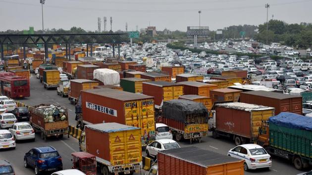 Dozens of other drivers are stranded on the Kundli Highway with no place to go as they wait for the road blockade to end.(Yogesh Kumar/Hindustan Times (Representative image))