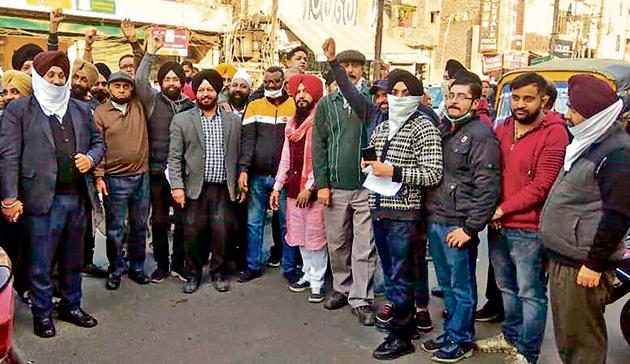 Members of Punjab Pradesh Beopar Mandal protesting in Ludhiana on Wednesday. (HT Photo)
