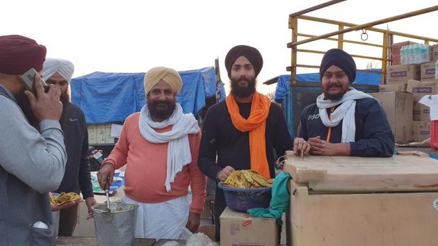 Satnam Singh, a student of Panjab University Institute of Open Learning, has been providing meals to the protesting farmers as well as cops at the Kundli border.(HT Photo) Satnam Singh, a student of Panjab University Institute of Open Learning, has been providing meals to the protesting farmers as well as cops at the Kundli border.(HT Photo)