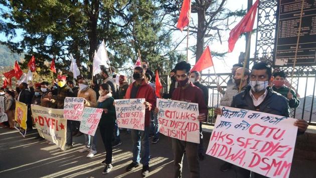 CITU, Himachal Kisan Sabha, Janwadi Mahila Samiti, Democratic Youth Federation of India (DYFI), Students Federation of India (SFI) and Dalit Shoshan Mukti Manch during a protest in Shimla on Thursday.(Deepak Sansta/HT) CITU, Himachal Kisan Sabha, Janwadi Mahila Samiti, Democratic Youth Federation of India (DYFI), Students Federation of India (SFI) and Dalit Shoshan Mukti Manch during a protest in Shimla on Thursday.(Deepak Sansta/HT)