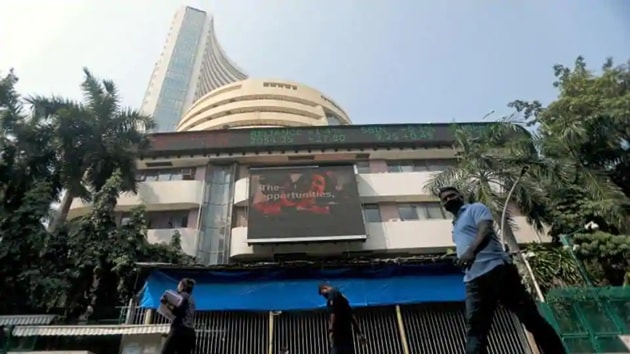 People walk past the Bombay Stock Exchange (BSE) building in Mumbai, India.(Reuters) People walk past the Bombay Stock Exchange (BSE) building in Mumbai, India.(Reuters)