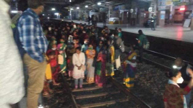 Passengers, mainly essential services workers, staged a rail roko at Palghar, Kelwe Road and Saphale railway stations at 5.30am. (HT Photo) Passengers, mainly essential services workers, staged a rail roko at Palghar, Kelwe Road and Saphale railway stations at 5.30am. (HT Photo)