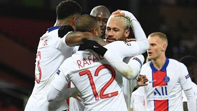 Paris Saint-Germain’s Brazilian forward Neymar (C) celebrates with teammates after he scores his team’s third goal.(Getty Images)