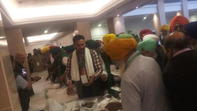 Farmer leaders refused lunch offered by the government at Vigyan Bhawan meet, ate food they brought. (Photo: Hindustan Times) Farmer leaders refused lunch offered by the government at Vigyan Bhawan meet, ate food they brought. (Photo: Hindustan Times)