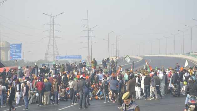 Protesting farmers block the UP Gate flyover on NH-9 on Thursday morning. (Sakib Ali/HT photo) Protesting farmers block the UP Gate flyover on NH-9 on Thursday morning. (Sakib Ali/HT photo)