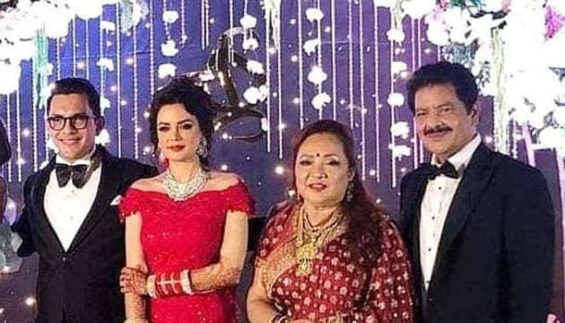 Inside Aditya Narayan, Shweta Agarwal wedding reception, which was attended by Govinda and Bharti Singh among others.