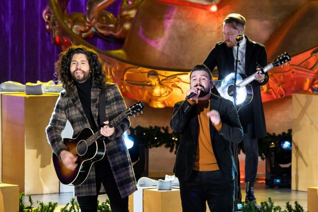 Dan Smyers (L) and Shay Mooney of Dan + Shay perform during the lighting of the Christmas tree at Rockefeller Center amid the coronavirus disease (COVID-19) restrictions in New York City, New York, U.S., December 2, 2020. (REUTERS) Dan Smyers (L) and Shay Mooney of Dan + Shay perform during the lighting of the Christmas tree at Rockefeller Center amid the coronavirus disease (COVID-19) restrictions in New York City, New York, U.S., December 2, 2020. (REUTERS)