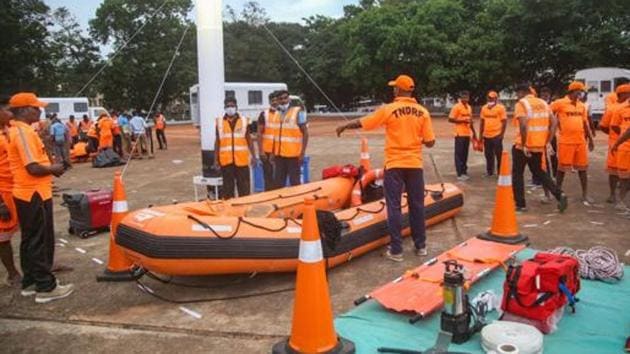 Tamil Nadu Disaster Response Force (TNDRF) personnel prepare themselves ahead of Cyclone Burevi, in Kanyakumari.(PTI) Tamil Nadu Disaster Response Force (TNDRF) personnel prepare themselves ahead of Cyclone Burevi, in Kanyakumari.(PTI)