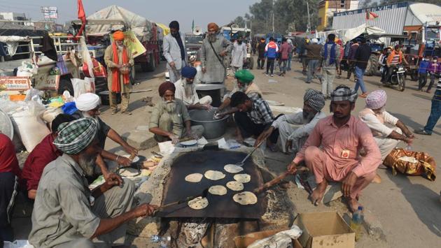 Meals are prepared at a community kitchen at Singhu Border near New Delhi on December 1. Farmers also want roll-back of an ordinance invoked in October to crack down on pollution in New Delhi, of which stubble burning is a major cause. The ordinance provides for steep penalties for polluters, including farmers who burn crop stubble, with a jail term of 1 year and fines of up to 1 crore rupees. (Vipin Kumar / HT Photo)