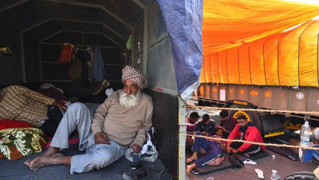 Farmers camping in and besides tractor trolleys at Singhu a day before a crucial second round of talks between demonstrators and the central government in New Delhi on December 2. Three Union ministers meet leaders from 40 farm organisations for the fourth round of talks at the Capital’s Vigyan Bhawan on December 3. (Raj K Raj / HT Photo)