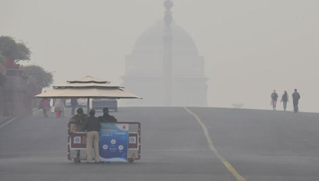 A police picket pictured against Rashtrapati Bhawan amid hazy in New Delhi, India, on Wednesday, November 25, 2020. (Vipin Kumar/HT photo) A police picket pictured against Rashtrapati Bhawan amid hazy in New Delhi, India, on Wednesday, November 25, 2020. (Vipin Kumar/HT photo)