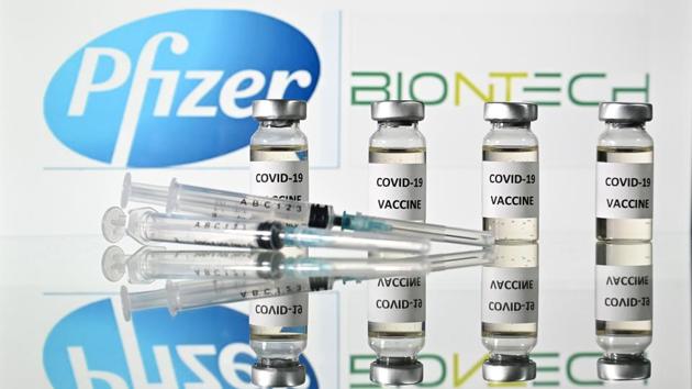China has approved three vaccines for emergency use; Russia, two. The UK’s regulatory approval for the mRNA vaccine developed by Pfizer Inc and BioNTech SE came on Wednesday, and the first shots of the vaccine are likely to be administered as early as the end of next week.(AFP photo)