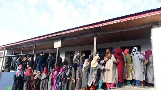 Voters queue up to cast their vote during the second phase of District Development Council (DDC) election in Kangar area of Ganderbal on December 1.(Waseem Andrabi/ Hindustan Times)