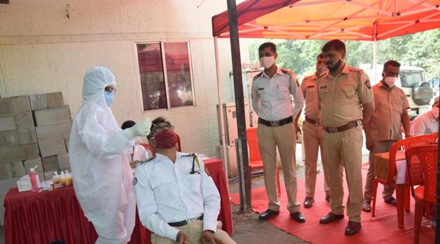 Pimpri Chinchwad police commissionerate organised antigen test camp for Bhosari traffic police, on November 29. The PMC which has a population of 35.38 lakh has a target to conduct 5,840 tests daily, according to the target set by the state government.(HT PHOTO) Pimpri Chinchwad police commissionerate organised antigen test camp for Bhosari traffic police, on November 29. The PMC which has a population of 35.38 lakh has a target to conduct 5,840 tests daily, according to the target set by the state government.(HT PHOTO)