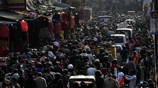 People flout social distancing norms at Lucknow’s busy marketplace of Aminabad on November 29.(HT file photo)