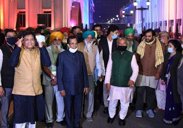 Union agriculture minister Narendra Singh Tomar, minister of industry and commerce Piyush Goyal and minister of state for industry and commerce Som Parkash along with farmers' leader come out after the meeting at Vigyan Bhavan in New Delhi on Thursday.(ANI Photo) Union agriculture minister Narendra Singh Tomar, minister of industry and commerce Piyush Goyal and minister of state for industry and commerce Som Parkash along with farmers' leader come out after the meeting at Vigyan Bhavan in New Delhi on Thursday.(ANI Photo)