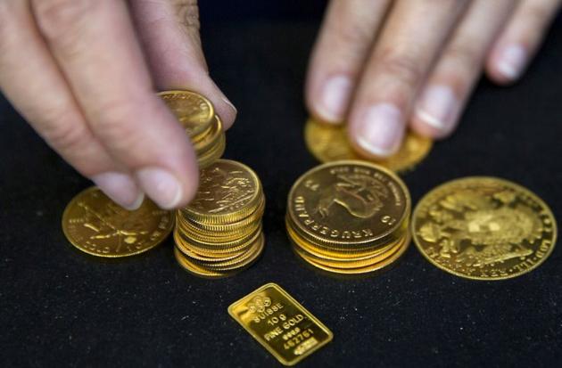 Gold prices extended gains on Thursday as the dollar fell to a 2-1/2 year low.(Reuters) Gold prices extended gains on Thursday as the dollar fell to a 2-1/2 year low.(Reuters)