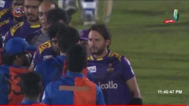 Shahid Afridi speaks to Afghan paceman Naveen ul Haq after the end of the match between Galle Gladiators and Kandy Tuskers in Lanka Premier League.(Twitter/Saj Sadiq)