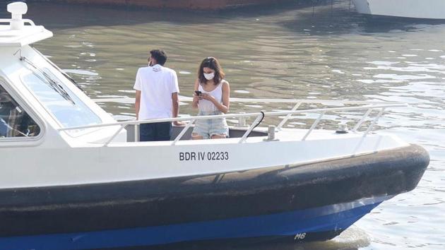 Deepika has been sporting shoulder-length hair these days. It seems to be her look from the film being directed by Shakun Batra.