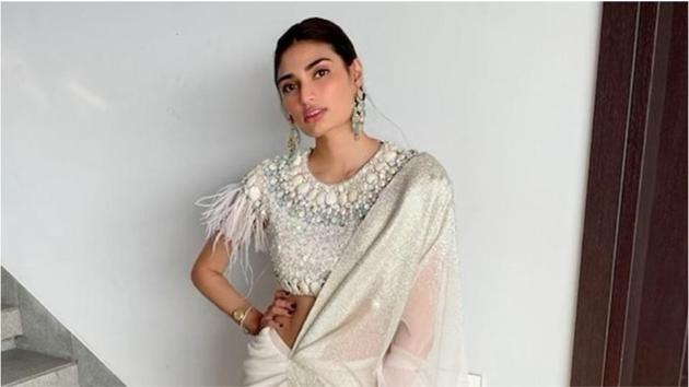 The foiled crinkled fabric saree that Athiya Shetty wore left us speechless.(Instagram/shnoy09) The foiled crinkled fabric saree that Athiya Shetty wore left us speechless.(Instagram/shnoy09)