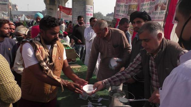 Volunteers serve food to farmers.(Photo: Sourced) Volunteers serve food to farmers.(Photo: Sourced)