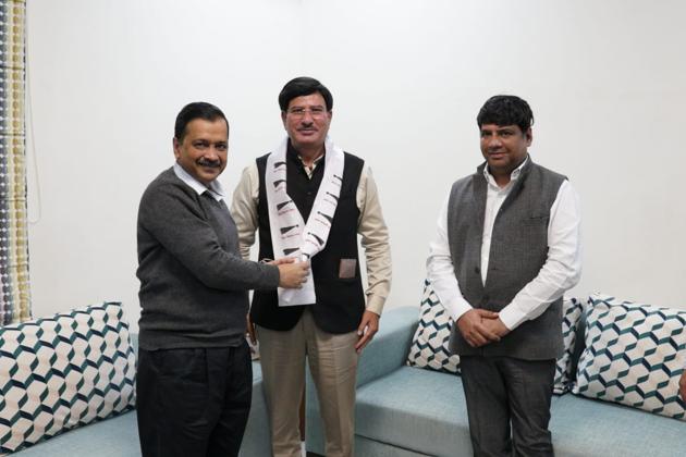 former inspector general (IG) Uttarakhand police, Anantram Chauhan, joins AAP in Kejriwal’s presence.(HT Photo) former inspector general (IG) Uttarakhand police, Anantram Chauhan, joins AAP in Kejriwal’s presence.(HT Photo)