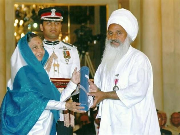 Then President Pratibha Patil conferring social worker Baba Sewa Singh with the Padma Shri for his contribution to environment conservation in 2010.(HT file photo)