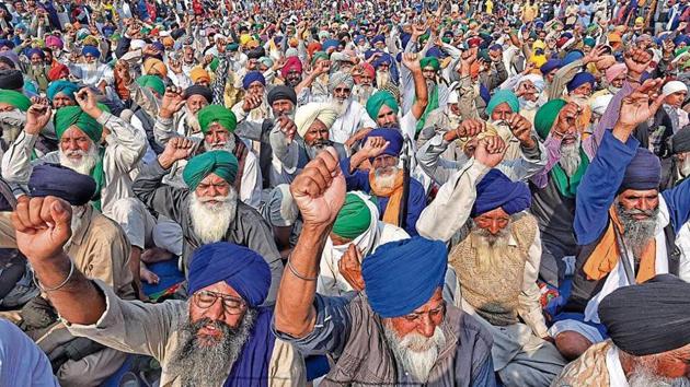 Farmers raise slogans against the new farm laws at Singhu Border on Thursday.(Biplov Bhuyan/ HT photo) Farmers raise slogans against the new farm laws at Singhu Border on Thursday.(Biplov Bhuyan/ HT photo)