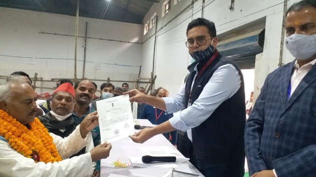 Assistant returning officer Navneet Singh Chahal handing over the certificate of victory to newly elected MLC Lal Bihari Yadav in Varanasi on Friday.(HT PHOTO) Assistant returning officer Navneet Singh Chahal handing over the certificate of victory to newly elected MLC Lal Bihari Yadav in Varanasi on Friday.(HT PHOTO)