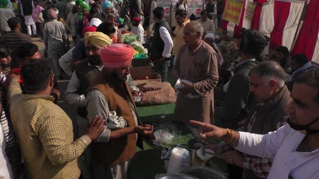 Apart from students, social organisations and khaps have also pitched in to support protesting farmers. (HT photo) Apart from students, social organisations and khaps have also pitched in to support protesting farmers. (HT photo)