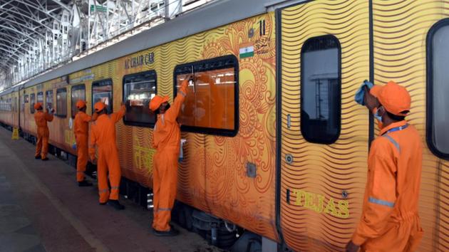 Passengers at Mumbai central in Mumbai.(HT photo) Passengers at Mumbai central in Mumbai.(HT photo)