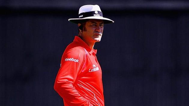 Umpire Simon Taufel looks on during the 2011 ICC World Cup match between England and South Africa at M. A. Chidambaram Stadium on March 6, 2011 in Chennai, India.(Getty Images) Umpire Simon Taufel looks on during the 2011 ICC World Cup match between England and South Africa at M. A. Chidambaram Stadium on March 6, 2011 in Chennai, India.(Getty Images)