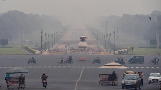 Vehicles ply at Vijay Chowk amid low visibility, in New Delhi.(File photo) Vehicles ply at Vijay Chowk amid low visibility, in New Delhi.(File photo)