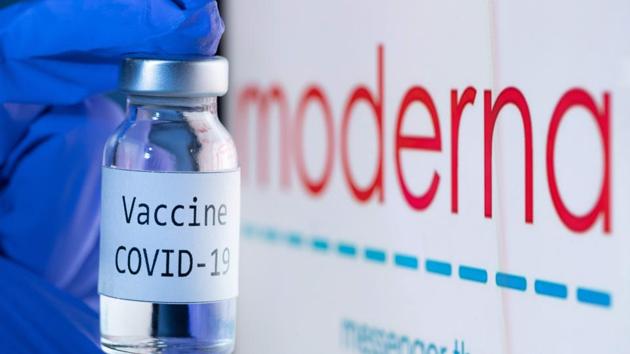 (FILES) In this file photo taken on November 18, 2020 shows a bottle reading "Vaccine Covid-19" next to the Moderna biotech company logo. (Photo by JOEL SAGET / AFP) / -- IMAGE RESTRICTED TO EDITORIAL USE - STRICTLY NO COMMERCIAL USE --(AFP)