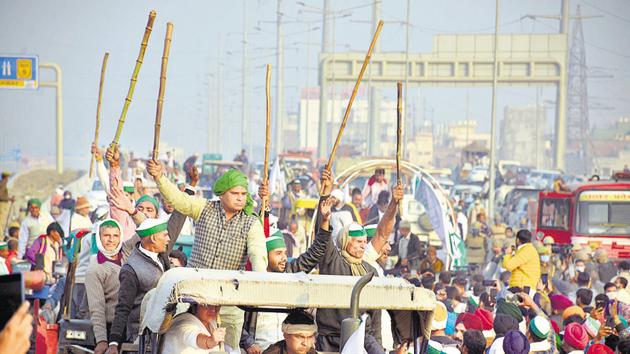 Farmers demonstrate on National Highway-9 during the protest against farm reform laws, in Ghaziabad on December 3.(Sakib Ali/HT photo)