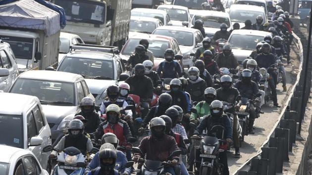 Commuters to and from Delhi continued to suffer as multiple borders connecting the national capital to surrounding states remained sealed on Friday(Parveen Kumar/Hindustan Times) Commuters to and from Delhi continued to suffer as multiple borders connecting the national capital to surrounding states remained sealed on Friday(Parveen Kumar/Hindustan Times)