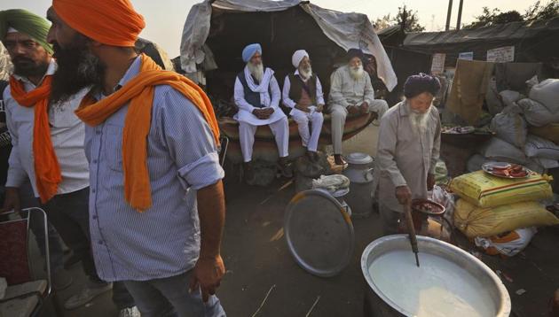 Indian farmers boil milk as they prepare for supper at the protest site on a highway at the Delhi-Haryana state border, India, Thursday, Dec.3, 2020.(AP photo) Indian farmers boil milk as they prepare for supper at the protest site on a highway at the Delhi-Haryana state border, India, Thursday, Dec.3, 2020.(AP photo)