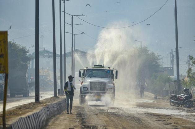 An EDMC vehicle sprinkles water over a road at Ghazipur to contain pollution, in New Delhi, Monday, Nov. 23, 2020.(PTI photo)