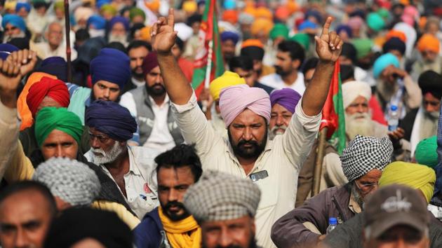 Farmers protest against the newly passed farm bills at Singhu border near Delhi.(REUTERS) Farmers protest against the newly passed farm bills at Singhu border near Delhi.(REUTERS)